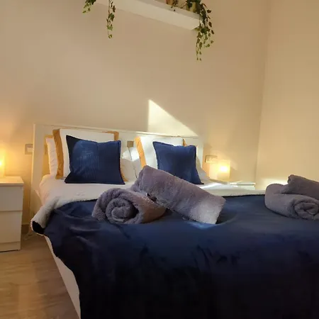 Frontline 2 Bed Apartment, San Pedro De Alcantara 아파트 *